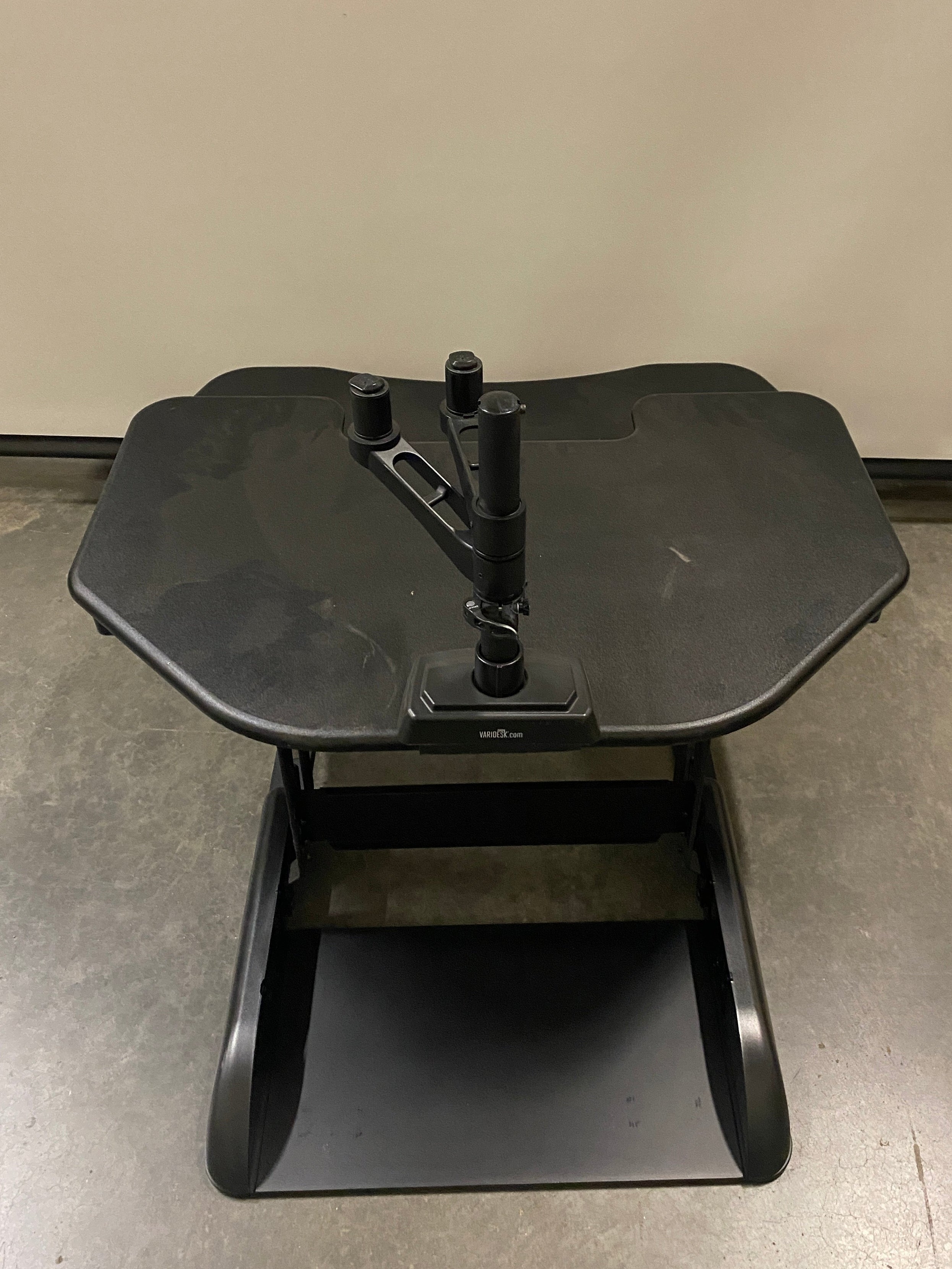 Varidesk CubeCorner 36 With Monitor Mount