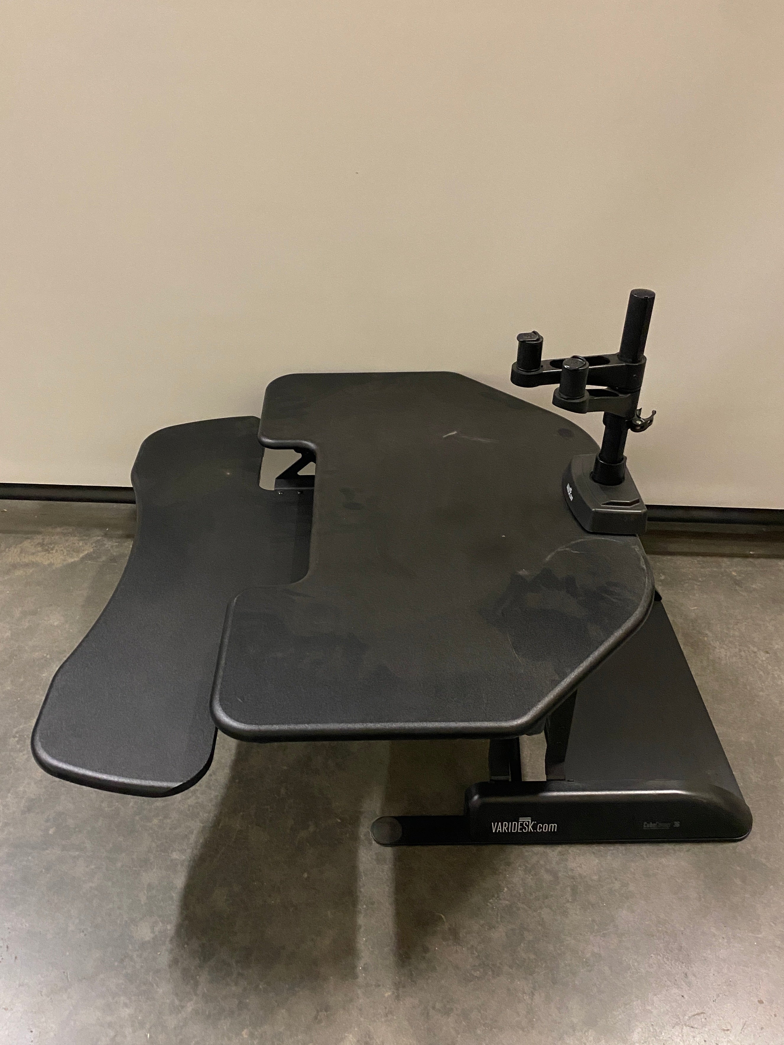 Varidesk CubeCorner 36 With Monitor Mount