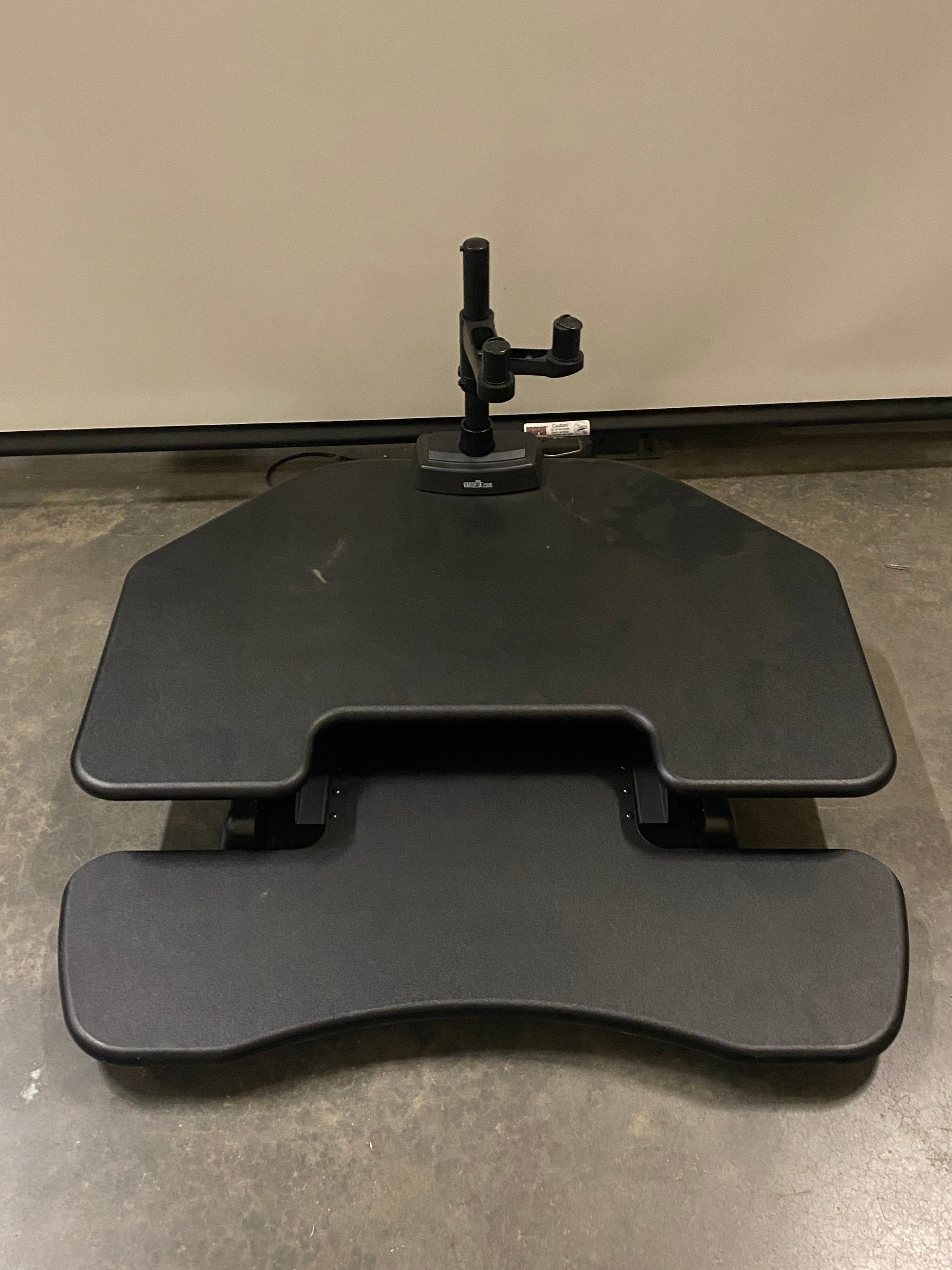 Varidesk CubeCorner 36 With Monitor Mount