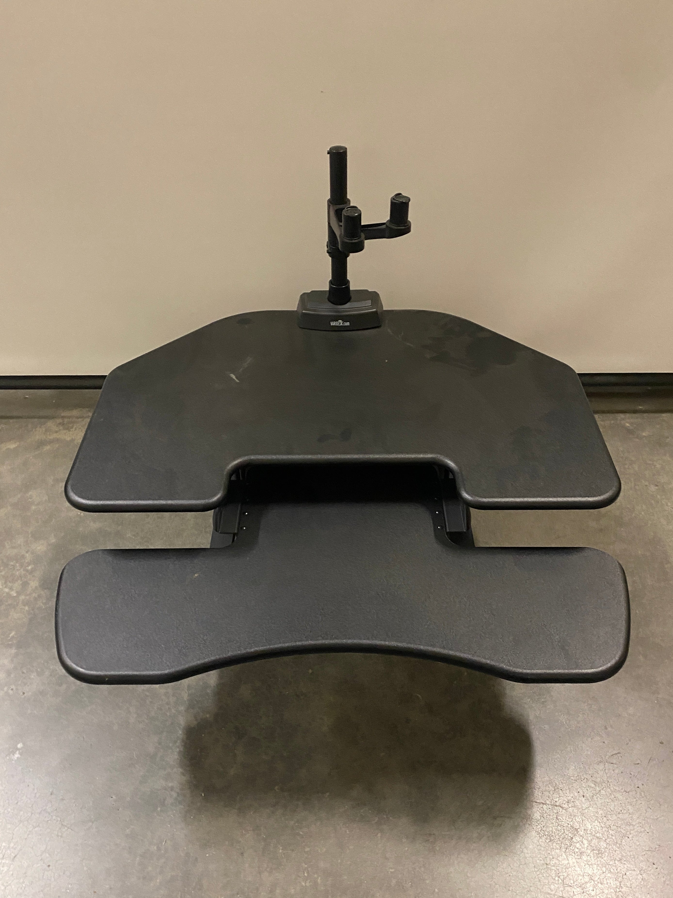 Varidesk CubeCorner 36 With Monitor Mount