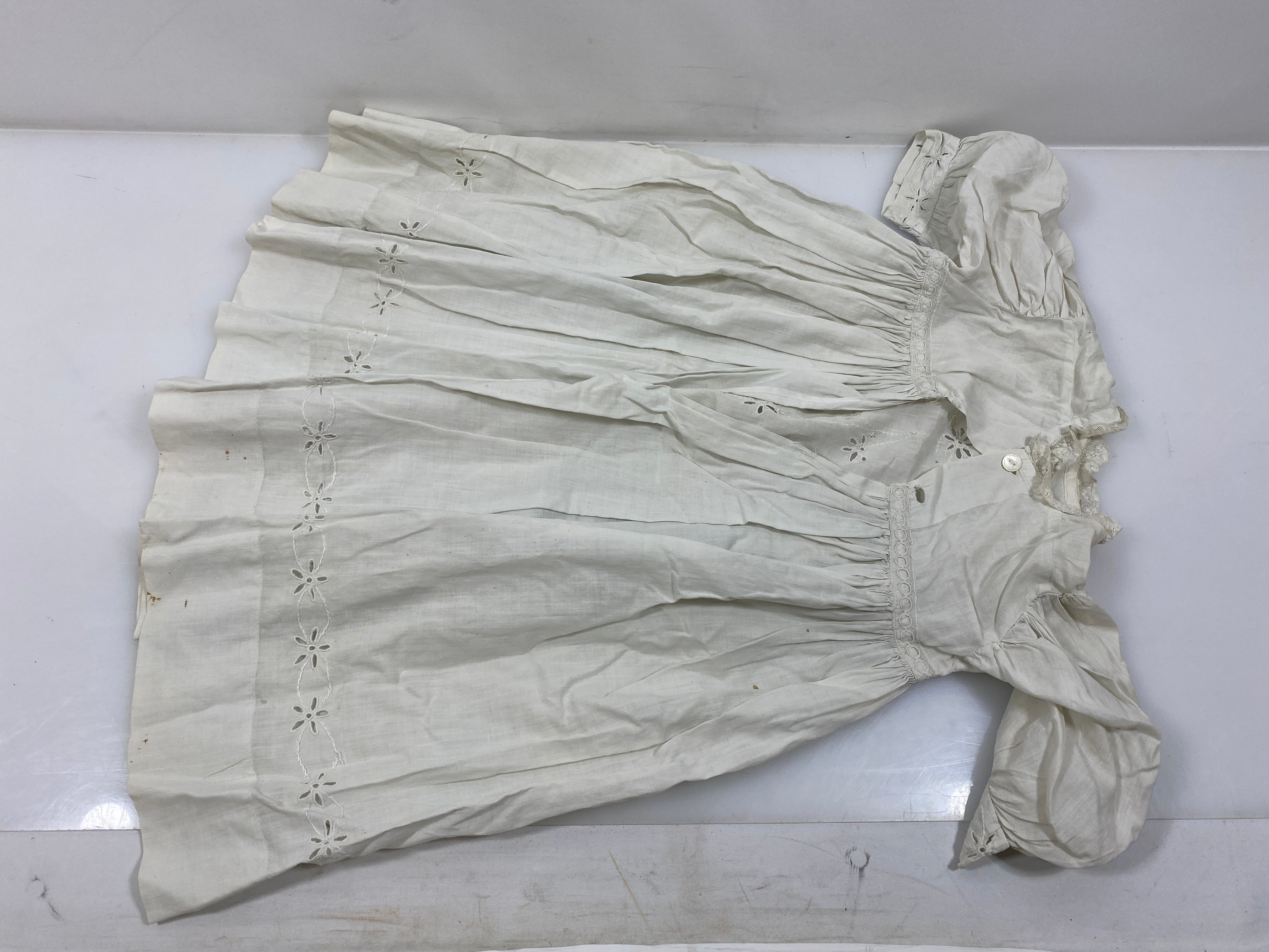 Vintage 1910s White Linen Dress with Floral Eyelet Lace Pattern