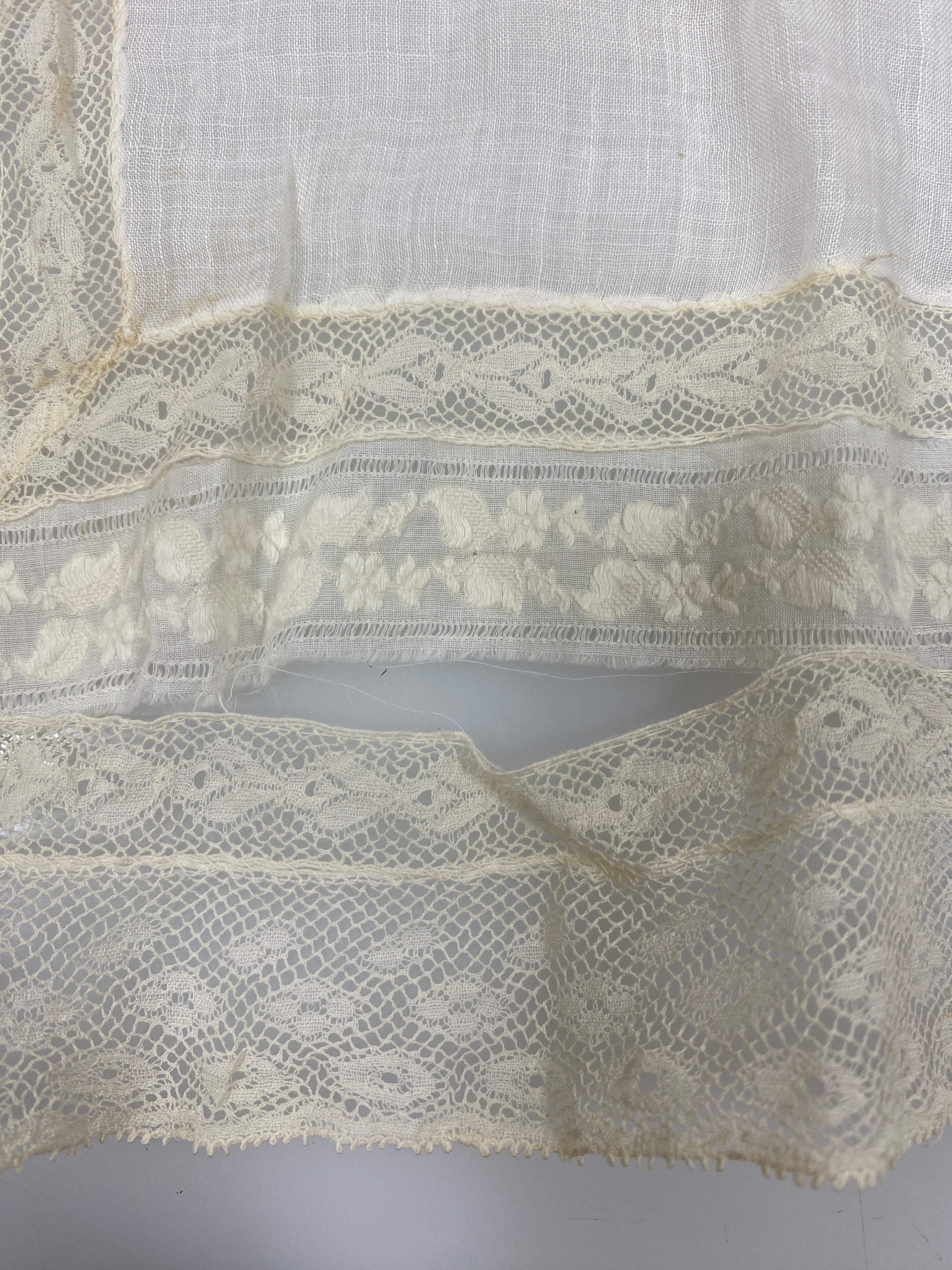Vintage 1910s White Linen Handkerchief with Intricate Lace Details