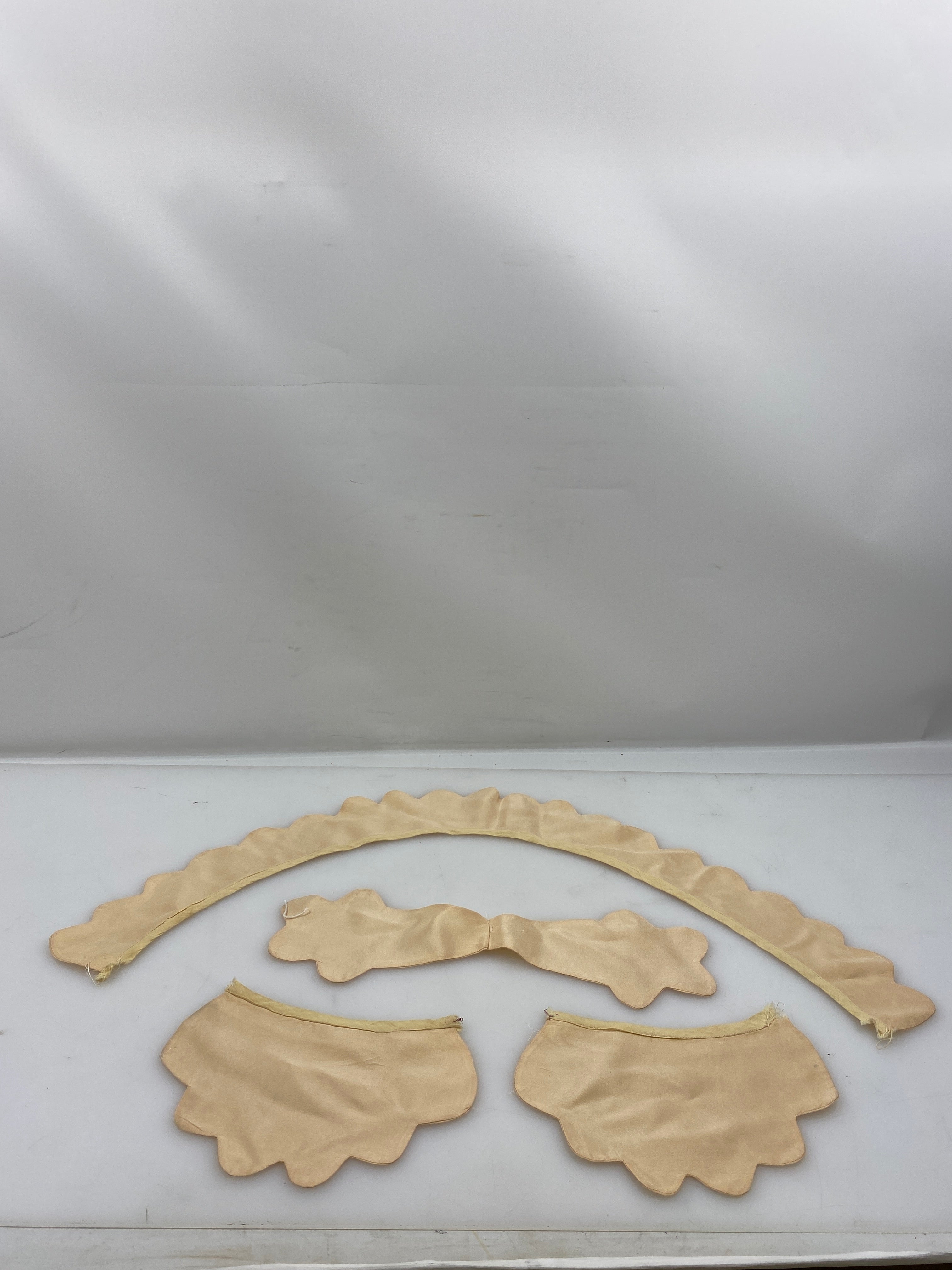 Vintage 1930s Blush Scalloped Collar and Cuff Set