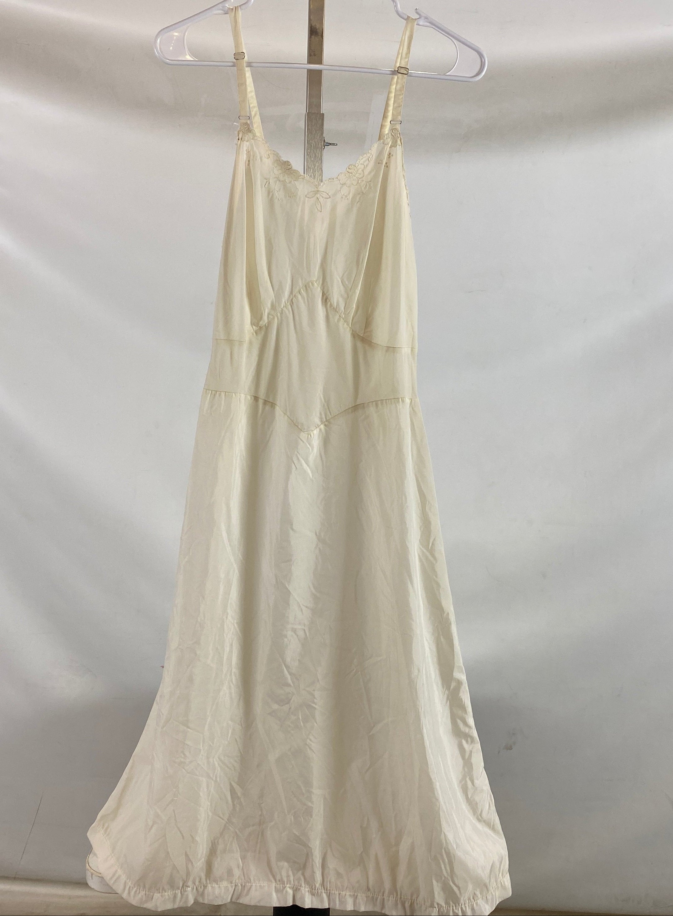 Vintage 1950s White Slip with Floral Lace Detail Size Unknown
