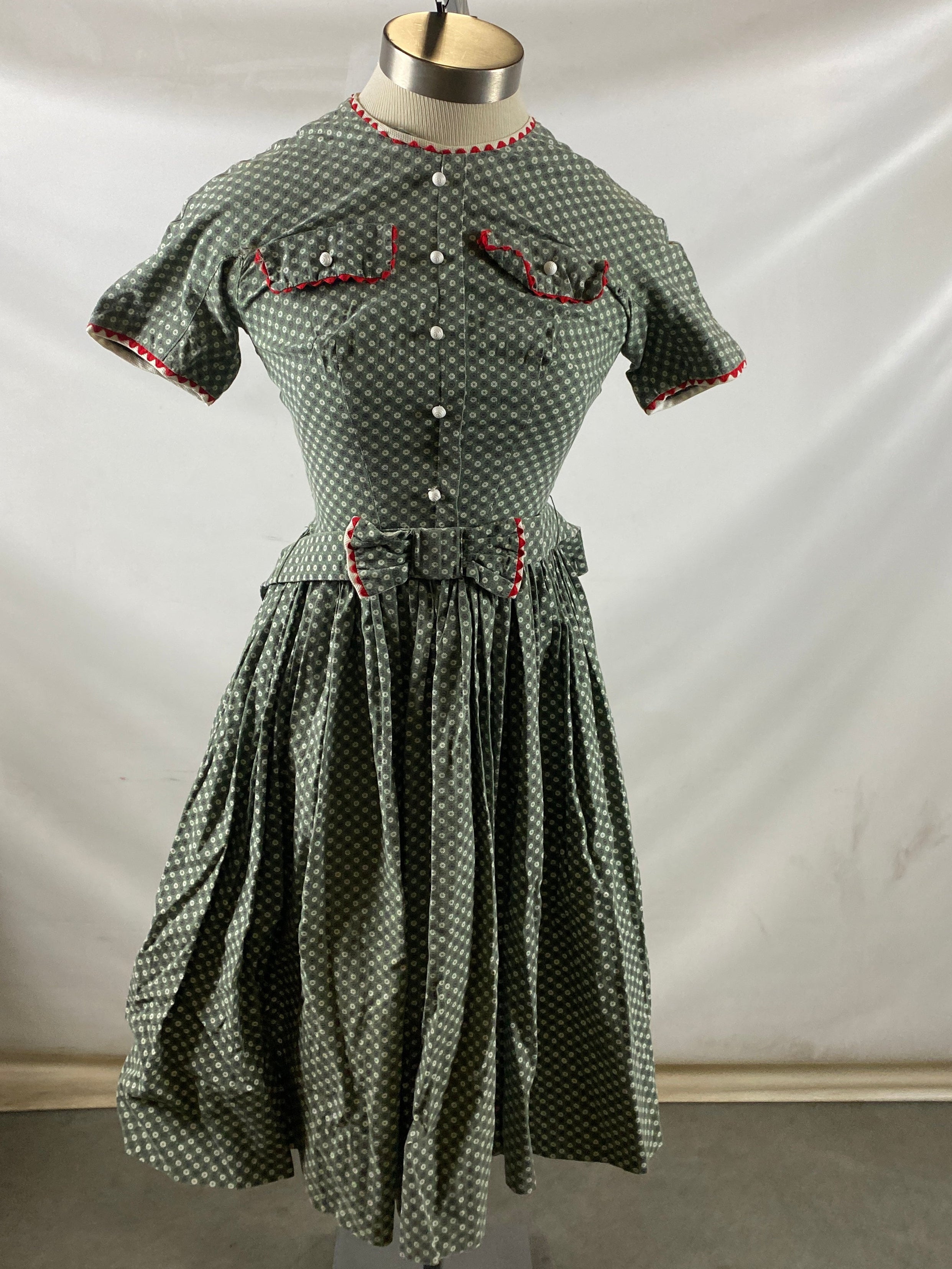 Vintage Short Sleeve Green Dress with Red Borders