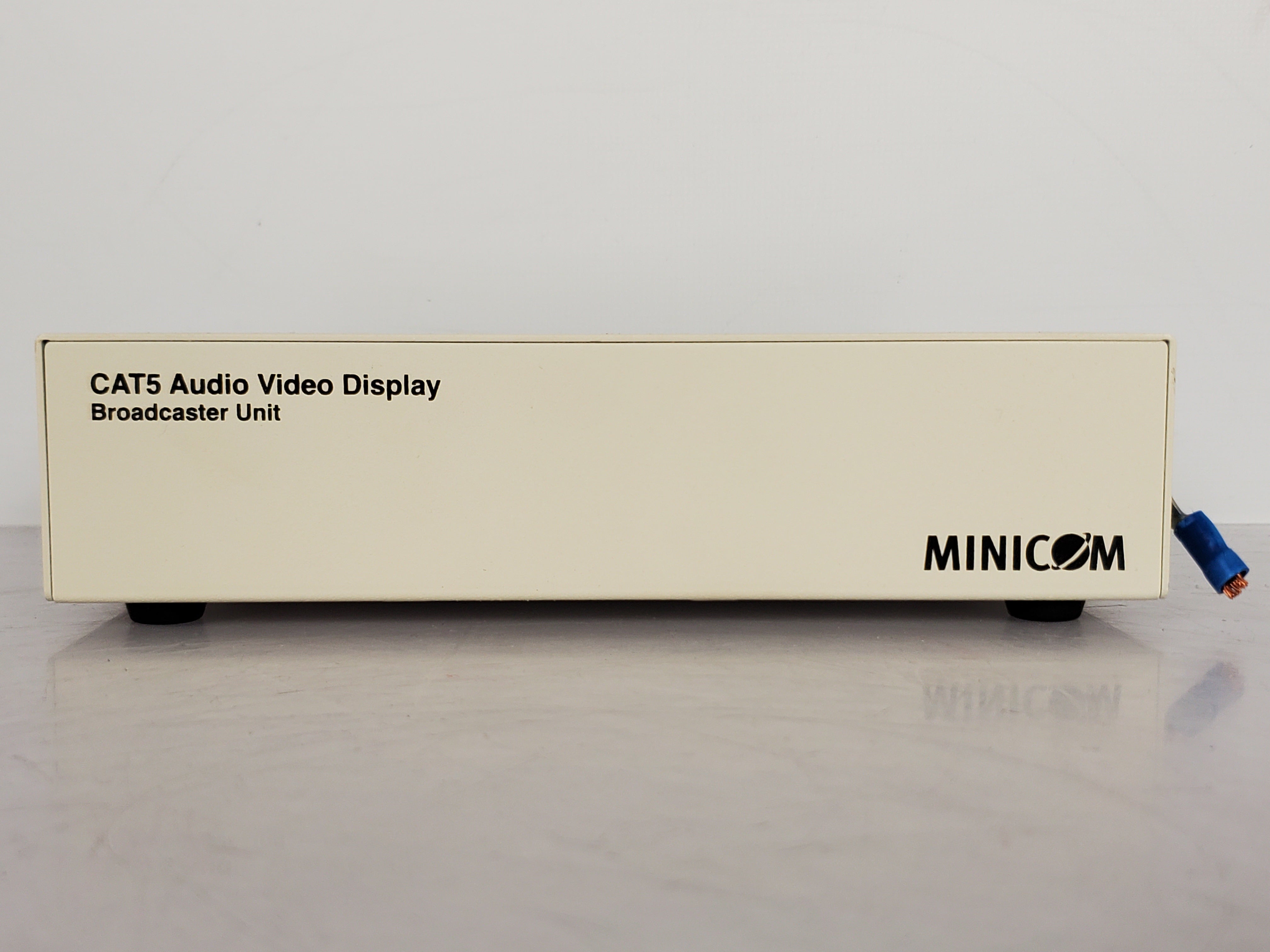 Minicom 1VS22018/R Cat5 Audio Video Display Broadcaster Unit